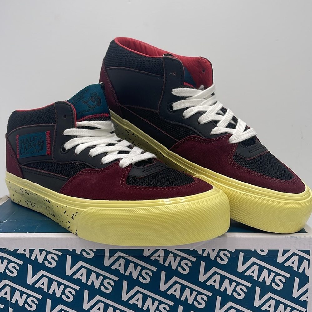 Vans WMNS Half Cab VIt L Vintage Sport Port Royale
VN0A5KC7FSJ
Sneakers - Picture 4 of 16